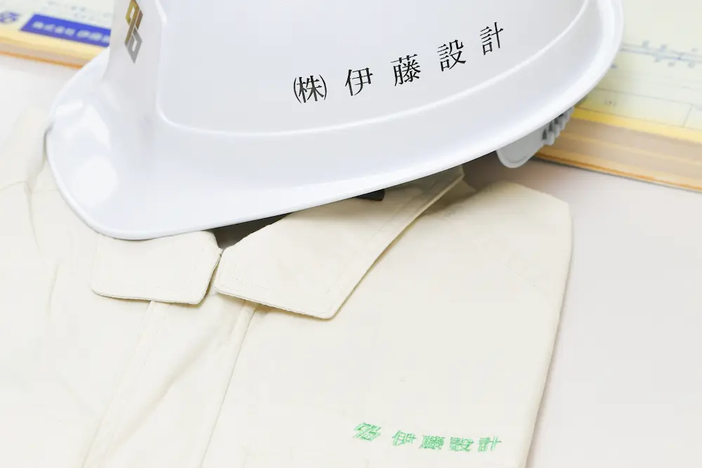 ヘルメットと制服の写真
